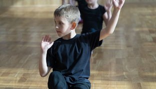 开云体育最新地址-世界青少年篮球比赛广东队少年成焦点，广东省青少年篮球